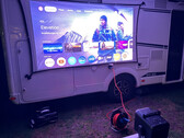De Nebula X1 projector van Anker kan ook buiten worden gebruikt (Afbeelding bron: Marcus Schwarten / Notebookcheck)