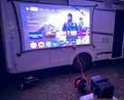 De Nebula X1 projector van Anker kan ook buiten worden gebruikt (Afbeelding bron: Marcus Schwarten / Notebookcheck)