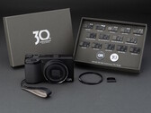 De Ricoh GR IV 30th Anniversary Edition Kit wordt geleverd met speciale accessoires en speldjes.