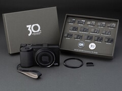 De Ricoh GR IV 30th Anniversary Edition Kit wordt geleverd met speciale accessoires en speldjes.