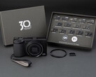 De Ricoh GR IV 30th Anniversary Edition Kit wordt geleverd met speciale accessoires en speldjes.