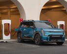 Een Kia EV die een Supercharger gebruikt. Tesla heeft zijn oplaadnetwerk opengesteld voor Kia EV's in Noord-Amerika (Afbeelding bron: Kia)