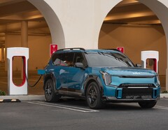 Een Kia EV die een Supercharger gebruikt. Tesla heeft zijn oplaadnetwerk opengesteld voor Kia EV&#039;s in Noord-Amerika (Afbeelding bron: Kia)