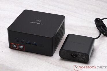 Minisforum EliteMini UM890 met een voedingseenheid. (19 V, 6,32 A) (Afbeelding bron: Notebookcheck)