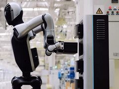 De Walker S2 robot verwisselt zijn eigen batterij. (Afbeeldingsbron: UBTech/YT)