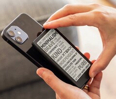 Met een scherm van 4,3 inch is de Xteink X4 Pro e-reader uiterst compact.