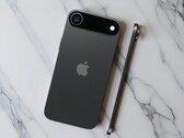 De aankomende Apple iPhone 17 Air zou volgens de geruchten slechts 5,5 mm dun zijn. (Afbeeldingsbron: zellzoi, bewerkt)