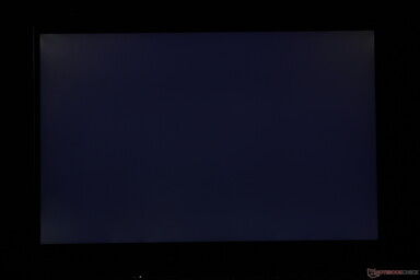 Matige ongelijkmatige backlight bleeding langs de bovenhoeken