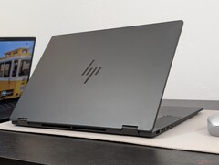 HP OmniBook X Flip 16 doet veel dingen goed in vergelijking met zijn directe concurrentie (Afbeelding bron: Notebookcheck)