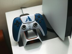 Een aangepaste DualSense-controller met God of War-thema rust op een oplaadstation voor een PlayStation 5-console. (Afbeeldingsbron: FOX ^.ᆽ.^= ∫)