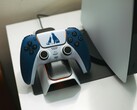 Een aangepaste DualSense-controller met God of War-thema rust op een oplaadstation voor een PlayStation 5-console. (Afbeeldingsbron: FOX ^.ᆽ.^= ∫)