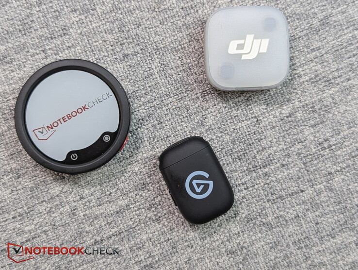 Onder: Elgato Wave Go (met een vette vingerafdruk); boven: DJI Mic Mini; links: Insta360 Mic