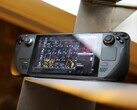 Een Steam Deck zittend op een tafel (Afbeelding bron: Petar via Unsplash; bijgesneden)