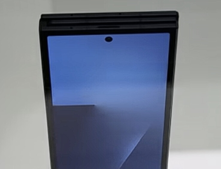 De Galaxy Z TriFold lijkt naar moderne maatstaven een dikke vouwbare te zijn. (Afbeeldingsbron: SBS Korea via Omokgyo Electronics Mall - bewerkt)