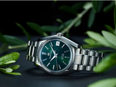 De nieuwe Grand Seiko SBGH375 afgebeeld tussen bladeren tegen een donkere achtergrond. (Afbeelding bron: @plus9time op Instagram - bewerkt)