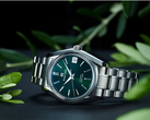 De nieuwe Grand Seiko SBGH375 afgebeeld tussen bladeren tegen een donkere achtergrond. (Afbeelding bron: @plus9time op Instagram - bewerkt)