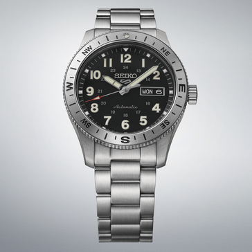 Seiko 5 Sports HDB006 automatisch veldhorloge met zwarte wijzerplaat, kompasring en roestvrijstalen armband.