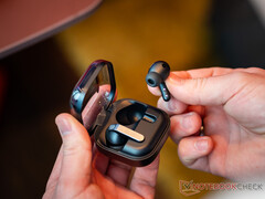 De Buds 4 Pro zijn beschikbaar voor pre-order. Afgebeeld: de zwarte uitvoering van de oordopjes.