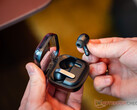 De Buds 4 Pro zijn beschikbaar voor pre-order. Afgebeeld: de zwarte uitvoering van de oordopjes.