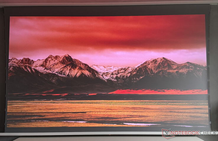 Bij daglicht (raam vooraan rechts) geeft de VisionMaster Max nog steeds een duidelijk herkenbaar beeld