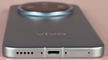 Onderkant behuizing (luidspreker, microfoon, USB-poort, microfoon, SIM-slot)