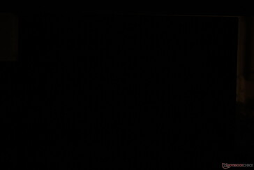 Volledig zwart scherm in HDR-modus met lokaal dimmen ingeschakeld. Het scherm wordt pikzwart voor OLED-achtige contrastverhoudingen