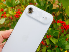 De iPhone Air 2 zal naar verwachting de tekortkomingen van zijn voorganger, hier afgebeeld, verhelpen.