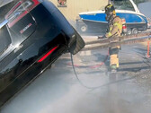Sacramento brandweerman blust een brandende Model S (foto: SFD)