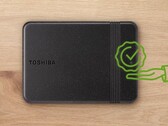 De harde schijf van Toshiba heeft een zeer minimalistisch ontwerp in een zwarte kleurstelling 