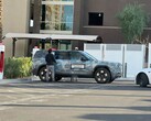 Een Rivian R2 opladen bij een Tesla Supercharger (Afbeelding bron: Chrisediting op X)