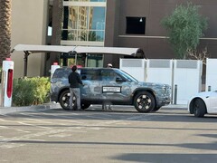 Een Rivian R2 opladen bij een Tesla Supercharger (Afbeelding bron: Chrisediting op X)