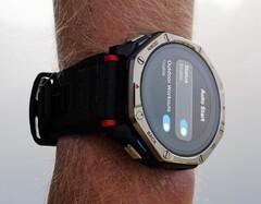 De Amazfit T-Rex Dual Solar heeft zonnecellen aan de voor- en achterkant.
