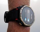 De Amazfit T-Rex Dual Solar heeft zonnecellen aan de voor- en achterkant.