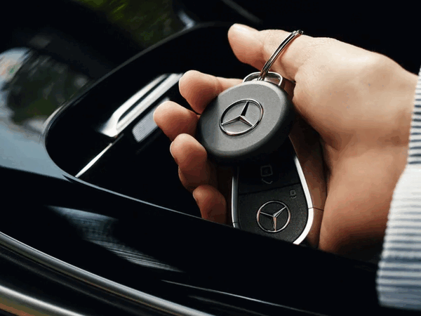 De Chipolo Loop Mercedes-Benz-editie is in het midden voorzien van een Mercedes-logo.