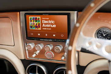 De Mini eMastered heeft een vernieuwd interieur, compleet met AC en een Pioneer surround sound systeem met vier luidsprekers en Android Auto en Apple CarPlay. (Afbeelding bron: David Brown Automotive)