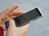 Een hand houdt een Android-smartphone vast waarop een kaart-app te zien is.