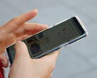 Een hand houdt een Android-smartphone vast waarop een kaart-app te zien is.