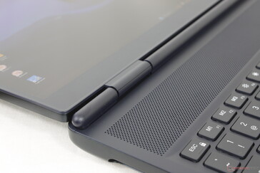 Deksel opent de volledige 180 graden, wat relatief ongebruikelijk is bij gaming laptops. Beeldscherm wankelt een beetje bij het aanpassen van de hoeken