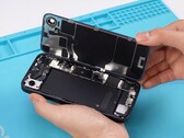 Met de Apple iPhone 16e is het relatief eenvoudig om de batterij en de achterkant te vervangen. (Afbeeldingsbron: REWA Technology)