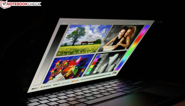 Kijkhoeken van het OLED-scherm van de Vivobook 13 Slate