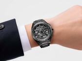 De Citizen Attesa CC4107-80H om de pols, met zijn volledig zwarte titanium kast en geïntegreerde armband.