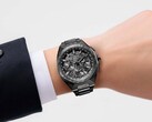 De Citizen Attesa CC4107-80H om de pols, met zijn volledig zwarte titanium kast en geïntegreerde armband.