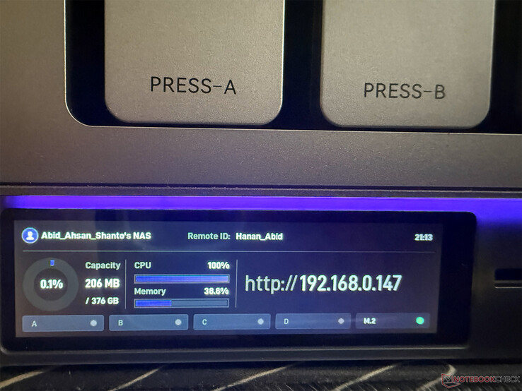 Het ingebouwde display toont de lokale toegangs-IP na het maken van een bekabelde Ethernetverbinding