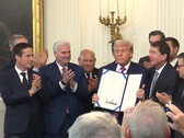 President Trump ondertekent de GENIUS Act, die extra controles op stablecoins en emittenten mogelijk maakt. (Afbeeldingsbron: Witte Huis)