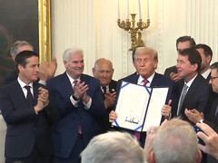 President Trump ondertekent de GENIUS Act, die extra controles op stablecoins en emittenten mogelijk maakt. (Afbeeldingsbron: Witte Huis)