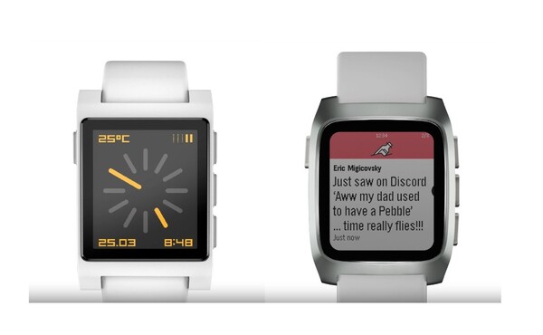 De Pebble Time 2* met het oude ontwerp (links) en het nieuwe ontwerp. (Afbeeldingsbron: Eric Migicovsky/Core Devices)