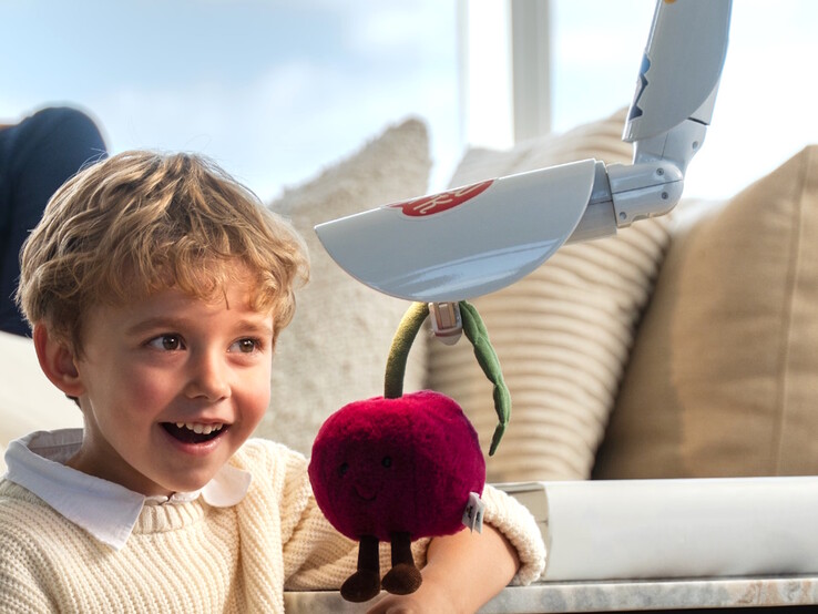 De Syncere Lume-robotvloerlamp kan voorwerpen voor haar gebruikers ophalen.