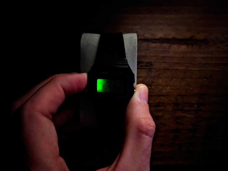 De achtergrondverlichting van de Casio F-91W verlicht het uurcijfer nauwelijks.