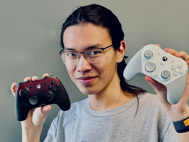 De CEO van GameSir houdt beide GameSir G7 Pro lanceringskleuren vast. (Afbeeldingsbron: GameSir)