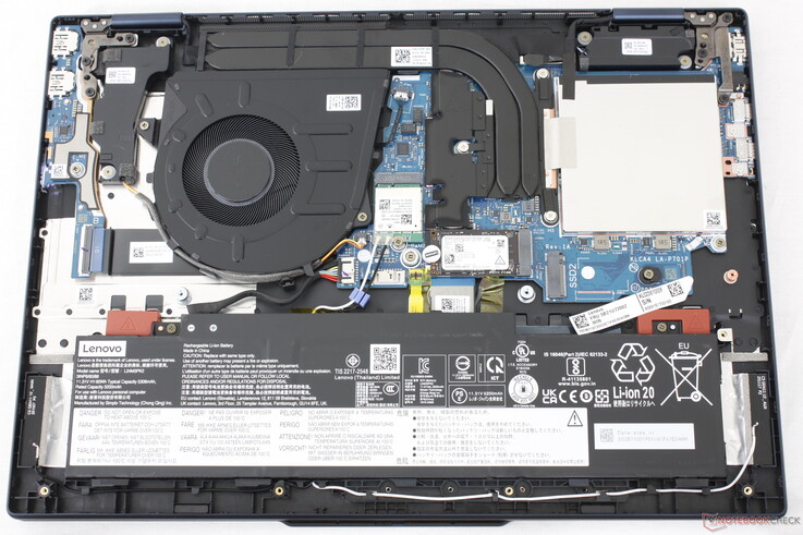 Onderhoud is relatief eenvoudig met gemakkelijke toegang tot de twee DDR5 SODIMM-sleuven en twee PCIe4 x4 SSD-sleuven. Merk op dat een van de SSD-sleuven alleen kortere 2242-schijven ondersteunt.